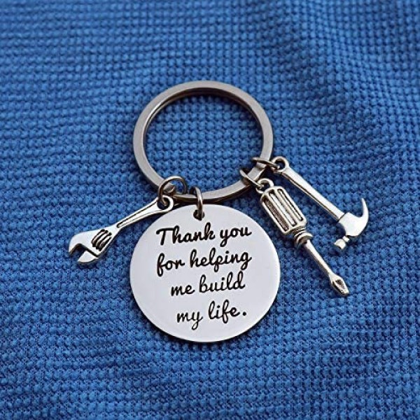 XGAKWD Fathers Day Keychain from Daughter Son Wedding Birthday Keychain Gift for Step Dad Papa Thank You for Helping Me Build My Life